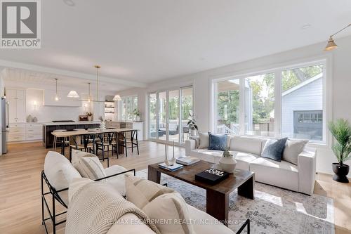 684 Peele Boulevard, Burlington, ON - Indoor Photo Showing Living Room