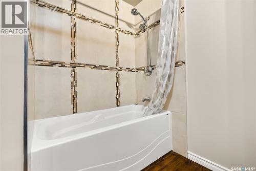 1230 Victoria Avenue, Regina, SK - Indoor Photo Showing Bathroom
