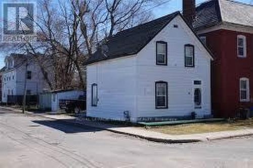 29 ROBINSON AVENUE  Smiths Falls, ON K7A 1K3