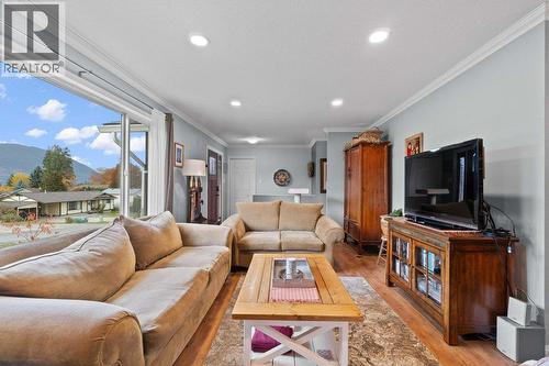 70 18 Street Ne, Salmon Arm, BC - Indoor Photo Showing Living Room