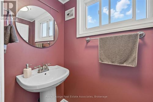 2pc Bath - Main Level - 107 Billington Crescent, Hamilton, ON - Indoor Photo Showing Bathroom