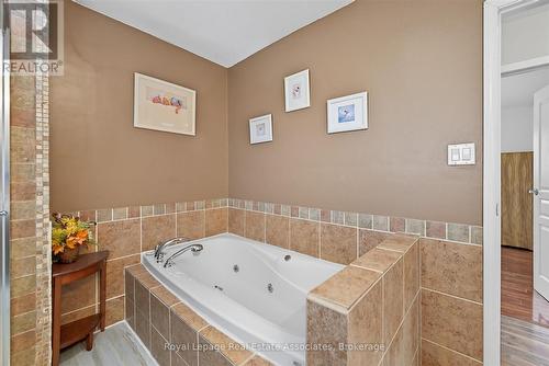 4pc Main Bath - Upper Level - 107 Billington Crescent, Hamilton, ON - Indoor Photo Showing Bathroom