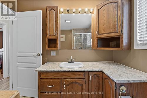 4pc Main Bath - Upper Level - 107 Billington Crescent, Hamilton, ON - Indoor Photo Showing Bathroom