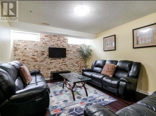 3861 Brinwood Gate, Mississauga, ON - Indoor Photo Showing Living Room