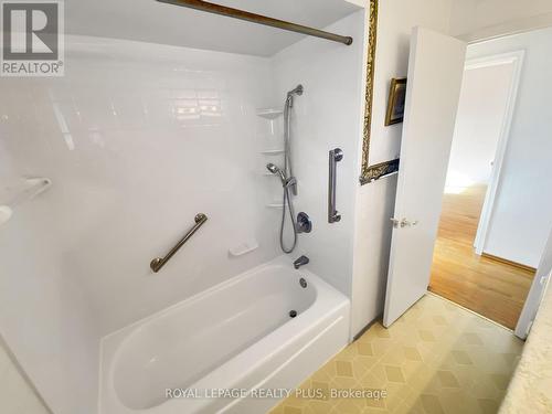 1604 Clarkson Road N, Mississauga, ON - Indoor Photo Showing Bathroom