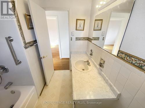 1604 Clarkson Road N, Mississauga, ON - Indoor Photo Showing Bathroom