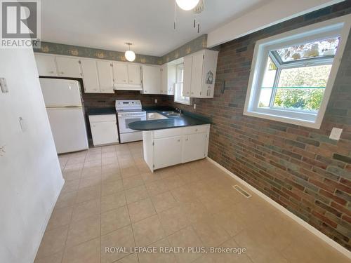 1604 Clarkson Road N, Mississauga, ON - Indoor Photo Showing Kitchen With Double Sink