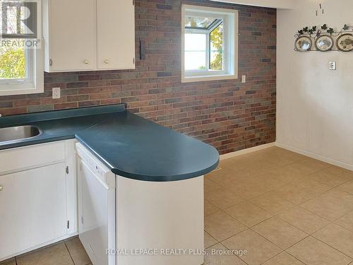 1604 Clarkson Road N, Mississauga, ON - Indoor Photo Showing Kitchen