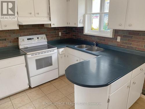 1604 Clarkson Road N, Mississauga, ON - Indoor Photo Showing Kitchen With Double Sink