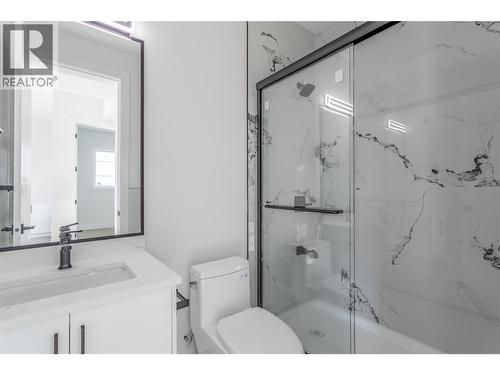 In Law Suite Full Bath - 1148 Hume Avenue, Kelowna, BC - Indoor Photo Showing Bathroom