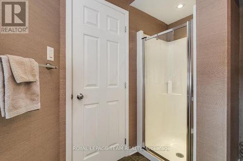 404 Heathrow Private, Ottawa, ON - Indoor Photo Showing Bathroom