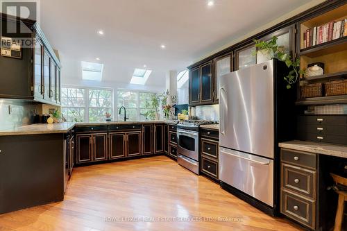 132 Sparling Court, Oakville, ON - Indoor Photo Showing Kitchen With Upgraded Kitchen