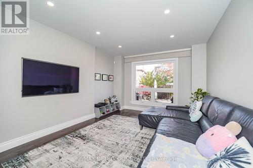 4392 Grassland Crescent, Mississauga, ON - Indoor Photo Showing Living Room