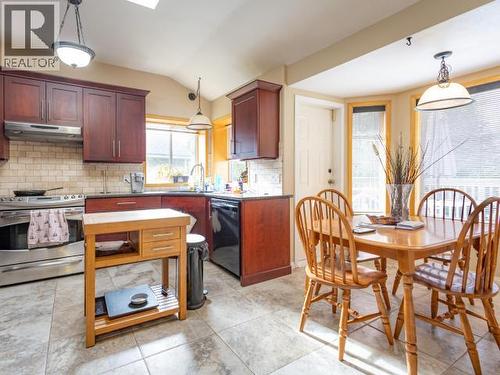 4989 Fernwood Ave, Powell River, BC - Indoor