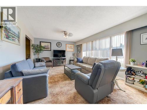 280 Dougall Road S, Kelowna, BC - Indoor Photo Showing Living Room