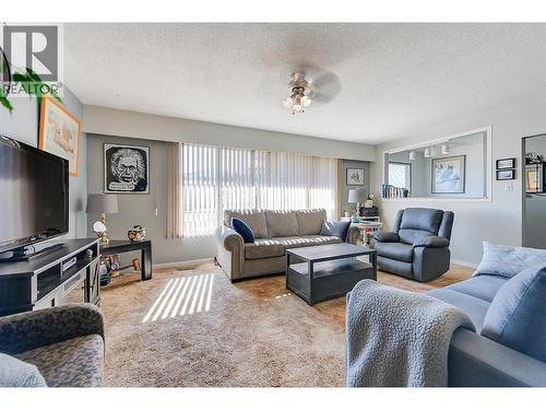 280 Dougall Road S, Kelowna, BC - Indoor Photo Showing Living Room