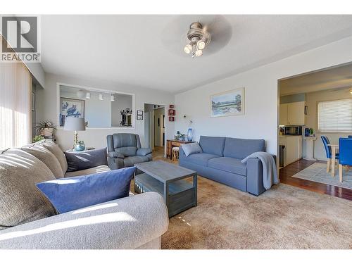 280 Dougall Road S, Kelowna, BC - Indoor Photo Showing Living Room