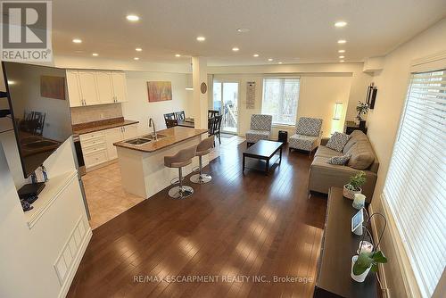 102 Celestial Crescent, Hamilton, ON - Indoor Photo Showing Living Room