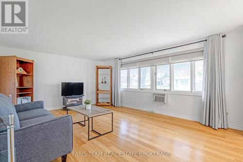 25 Recreation Drive, Innisfil, ON - Indoor Photo Showing Living Room