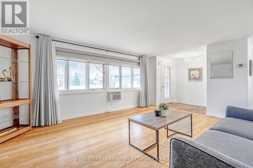 25 Recreation Drive, Innisfil, ON - Indoor Photo Showing Living Room