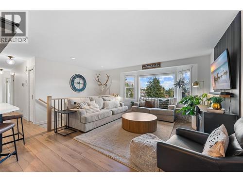 3380 Mciver Road, West Kelowna, BC - Indoor Photo Showing Living Room