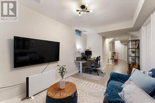 115 Echovalley Drive, Hamilton, ON - Indoor Photo Showing Living Room