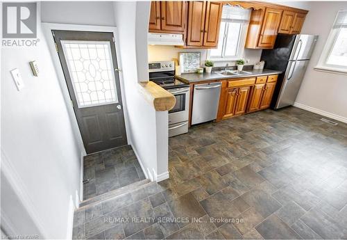 205 Glen Road, Kitchener, ON - Indoor Photo Showing Kitchen With Double Sink