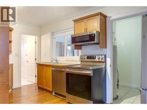 4005 24 Street, Vernon, BC - Indoor Photo Showing Kitchen With Double Sink