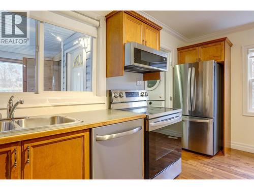 4005 24 Street, Vernon, BC - Indoor Photo Showing Kitchen With Double Sink