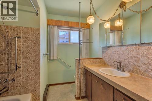 Full Bathroom - 4693 Raymer Road, Kelowna, BC - Indoor Photo Showing Bathroom