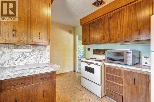 4693 Raymer Road, Kelowna, BC - Indoor Photo Showing Kitchen