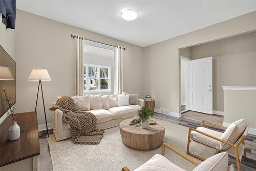 61 Luxton Avenue, Winnipeg, MB - Indoor Photo Showing Living Room