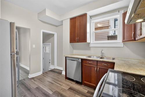 61 Luxton Avenue, Winnipeg, MB - Indoor Photo Showing Kitchen With Double Sink