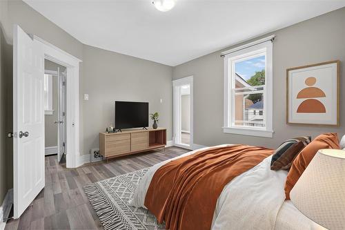 61 Luxton Avenue, Winnipeg, MB - Indoor Photo Showing Bedroom