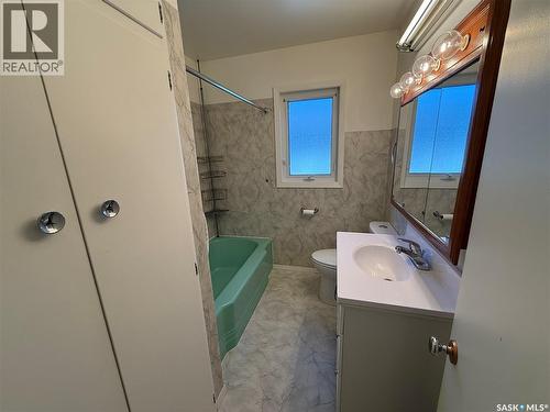 326 3Rd Avenue Sw, Eston, SK - Indoor Photo Showing Bathroom