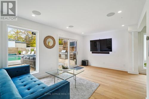 613 Santee Gate, Mississauga, ON - Indoor Photo Showing Living Room