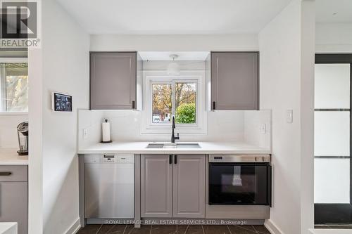 Kitchen - 613 Santee Gate, Mississauga, ON - Indoor Photo Showing Kitchen