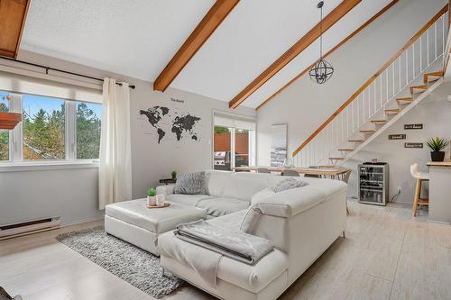 Living room - 201-111 Av. Hochar, Saint-Sauveur, QC - Indoor Photo Showing Living Room