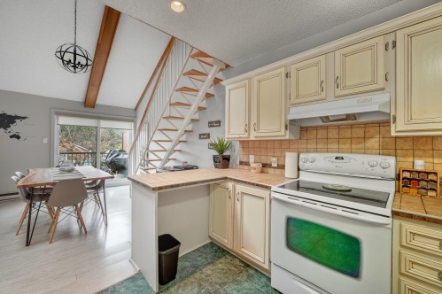 Kitchen - 201-111 Av. Hochar, Saint-Sauveur, QC - Indoor Photo Showing Kitchen