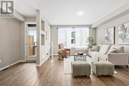 381 Cope Drive, Ottawa, ON - Indoor Photo Showing Living Room