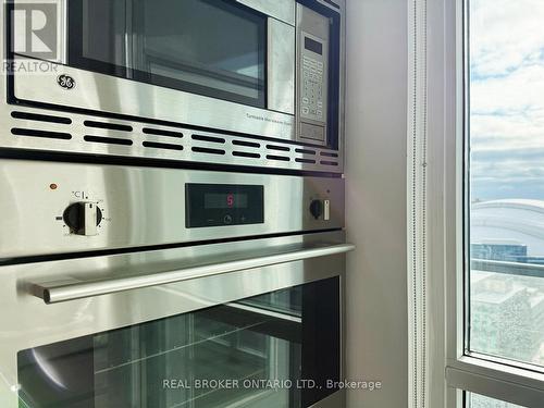 2807 - 88 Blue Jays Way, Toronto, ON - Indoor Photo Showing Kitchen