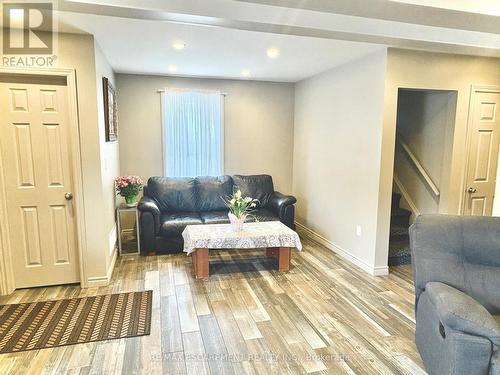 199 Kimberly Drive, Hamilton, ON - Indoor Photo Showing Living Room
