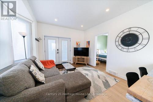 B - 180 Weber Street E, Kitchener, ON - Indoor Photo Showing Living Room
