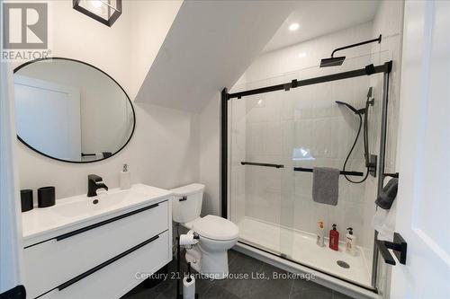 B - 180 Weber Street E, Kitchener, ON - Indoor Photo Showing Bathroom