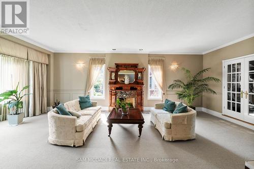2235 Shawanaga Trail, Mississauga, ON - Indoor Photo Showing Living Room
