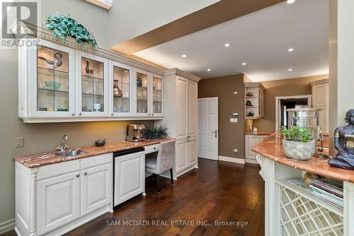 2235 Shawanaga Trail, Mississauga, ON - Indoor Photo Showing Kitchen With Upgraded Kitchen