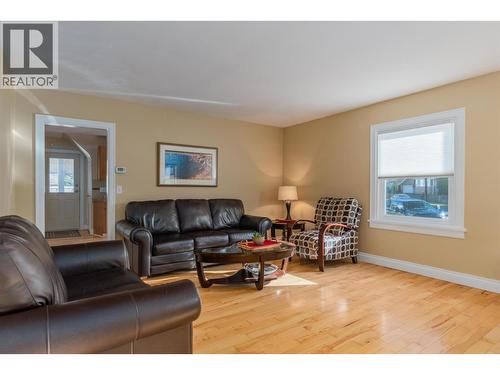 1631 Fifth Avenue, Trail, BC - Indoor Photo Showing Living Room