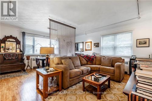 13 Mcmaster Avenue, Welland, ON - Indoor Photo Showing Living Room