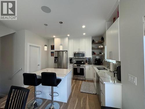 813 Rose Avenue, Kelowna, BC - Indoor Photo Showing Kitchen With Double Sink With Upgraded Kitchen