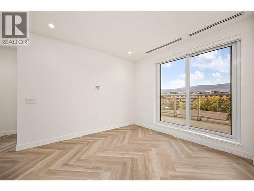 South facing sliding glass doors provide ample lighting all day - 3340 Lakeshore Road Unit# 601, Kelowna, BC - Indoor Photo Showing Other Room